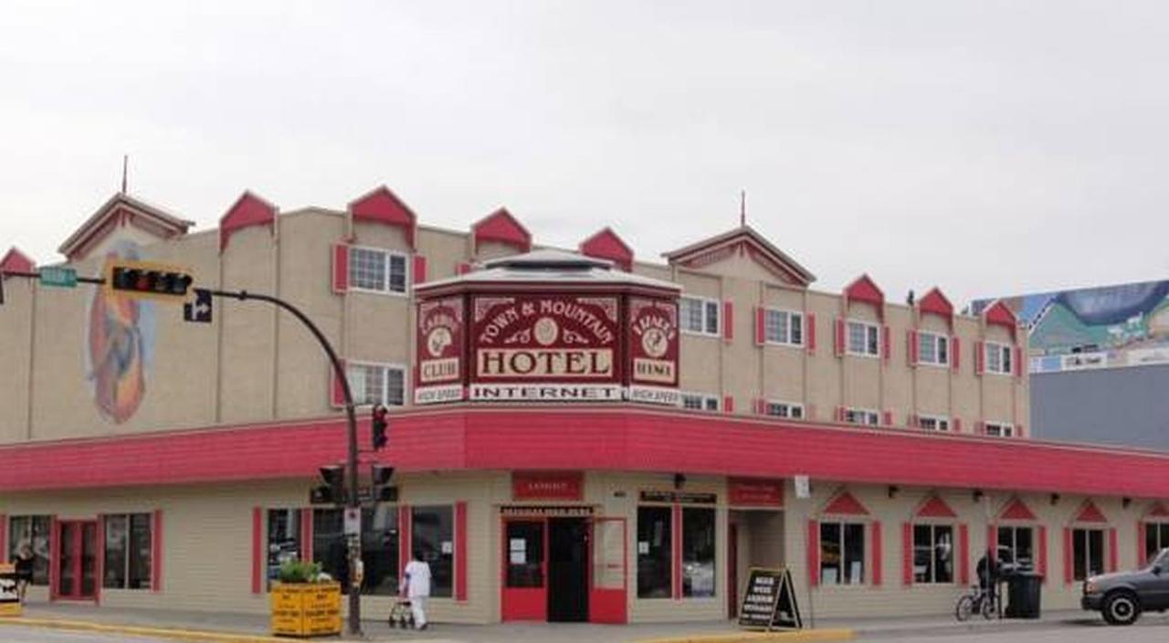 Town And Mountain Hotel Whitehorse Exterior foto